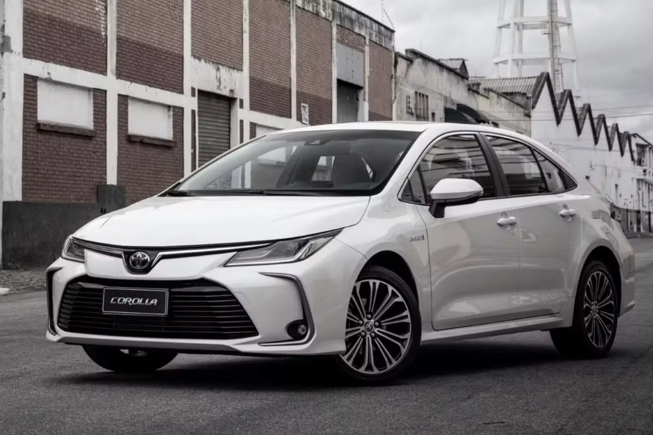 Toyota Corolla 2020 XEi: não grita, não faz pose e não precisa provar nada, porque simplesmente funciona, anda bem e transforma previsibilidade em uma virtude quase irritante.