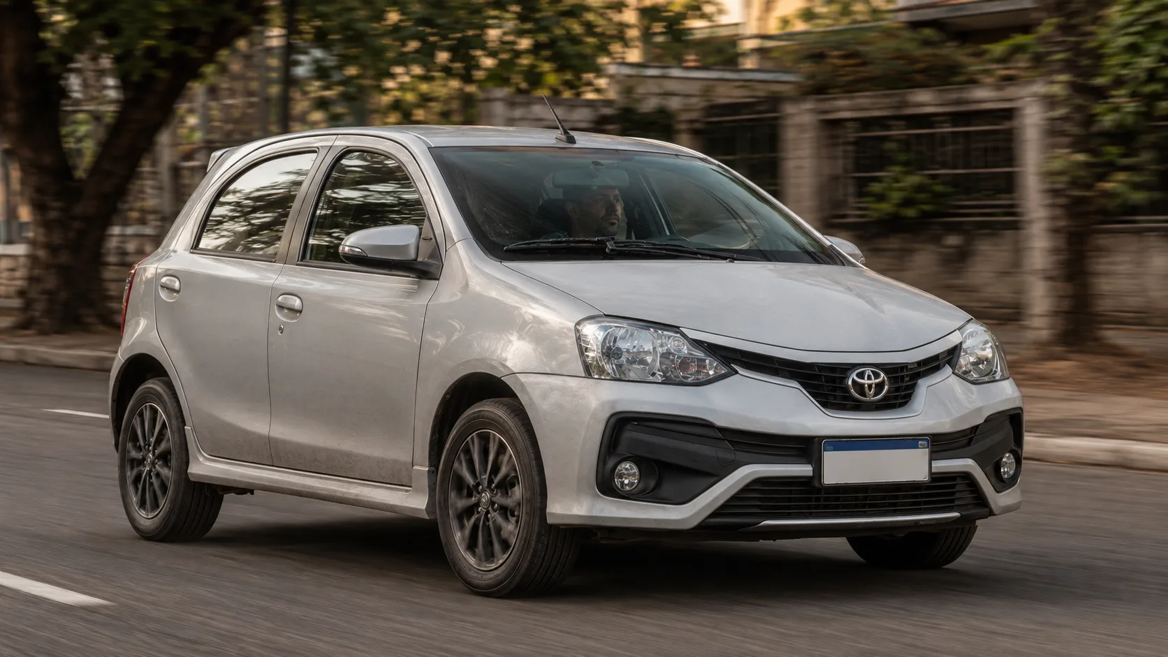 O Etios nunca ganhou concurso de beleza, mas compensa com simplicidade, economia e aquela sensação rara de carro feito para funcionar sem transformar a rotina em drama.