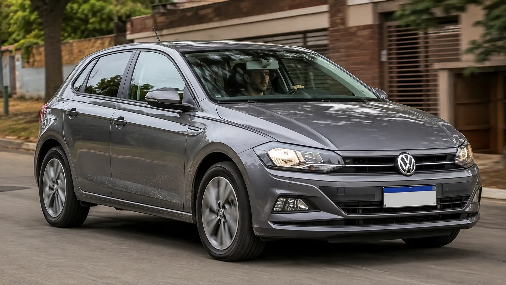 O Polo mistura motor esperto, câmbio automático e acerto agradável, daquele jeito que transforma uma ida comum ao mercado em algo um pouco menos entediante.