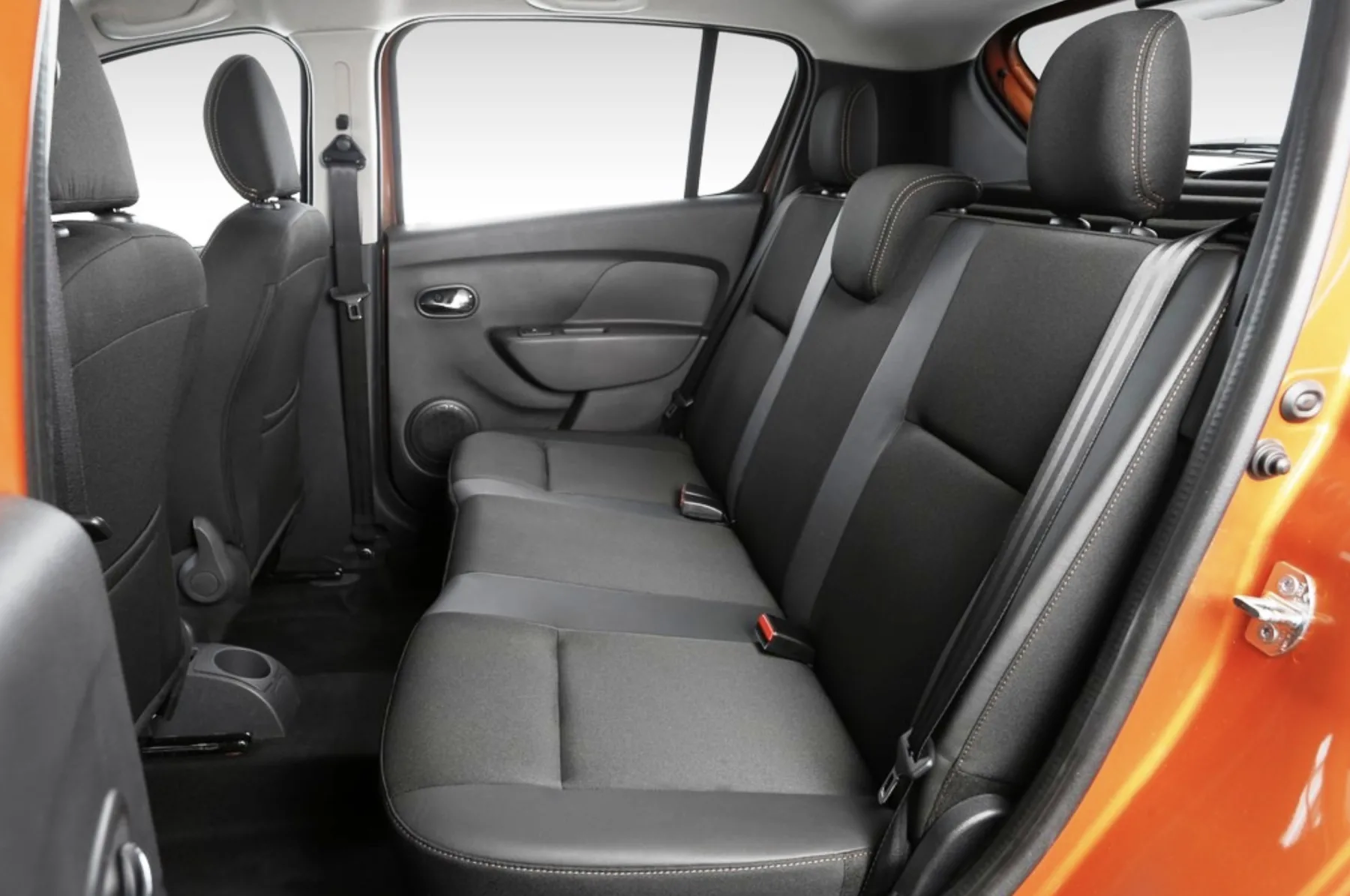 Por dentro, leva cinco pessoas com conforto ok. Porta-malas de 320 litros e entre-eixos de 2590 mm garantem espaço suficiente no uso diário