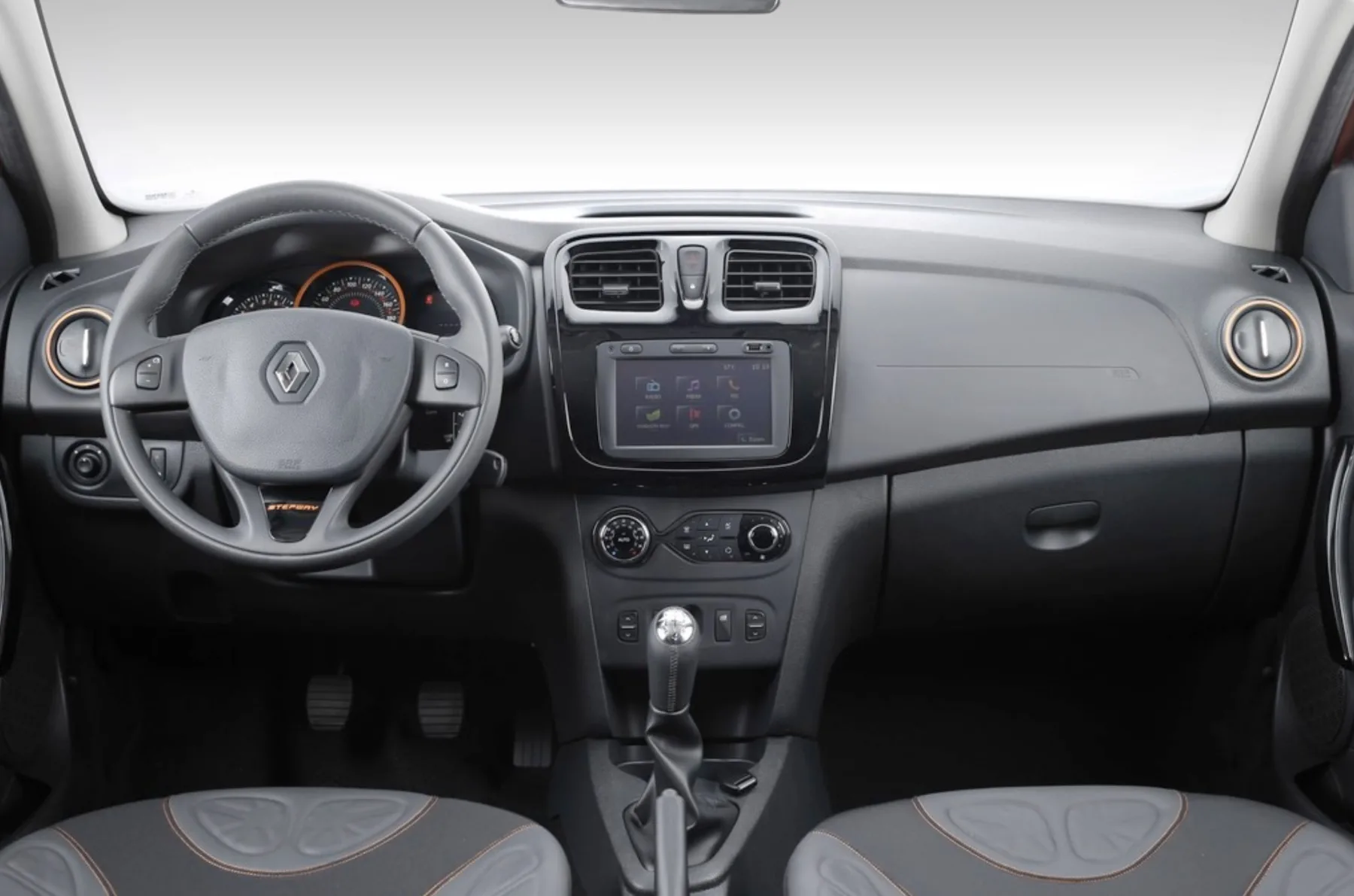 O problema aparece no câmbio Easy-R. As trocas são lentas, com trancos, e incomodam no trânsito pesado. Em subidas, exige paciência do motorista