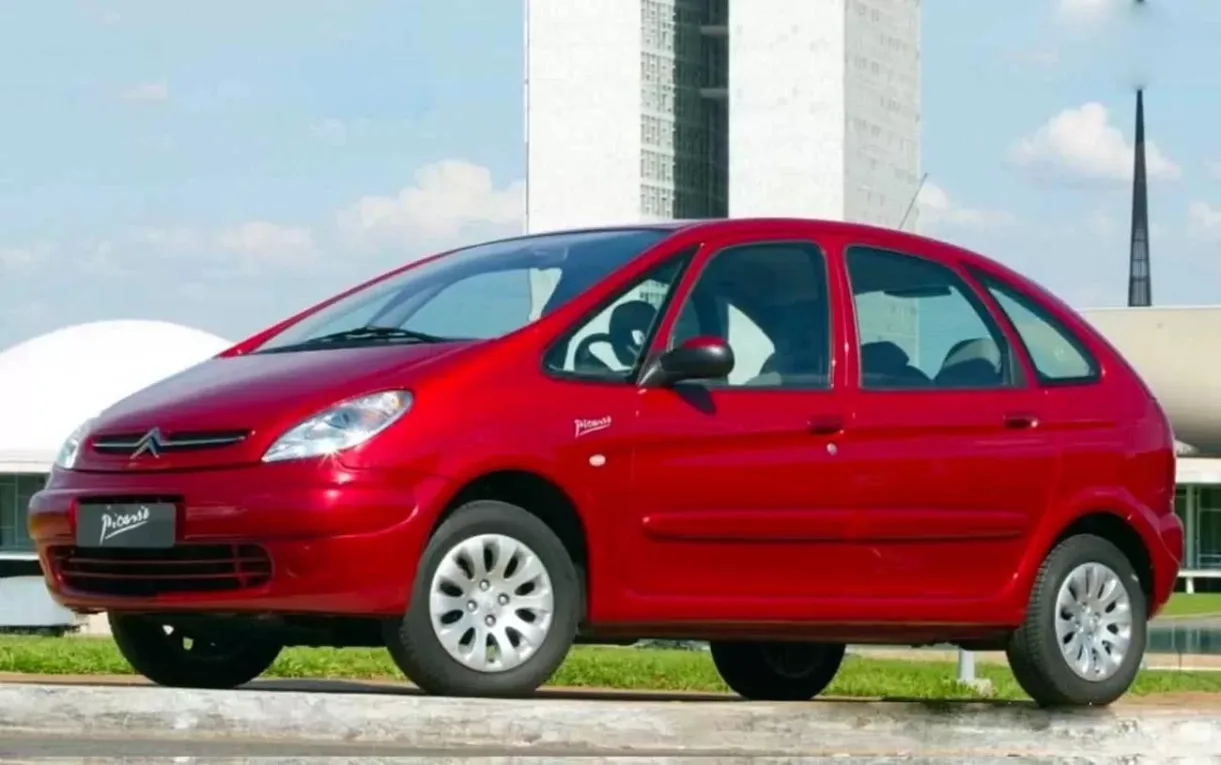 O Xsara Picasso 2.0 automático 2005 utiliza motor de 138 cv e continua sendo lembrado pelo amplo espaço interno e pela proposta familiar.