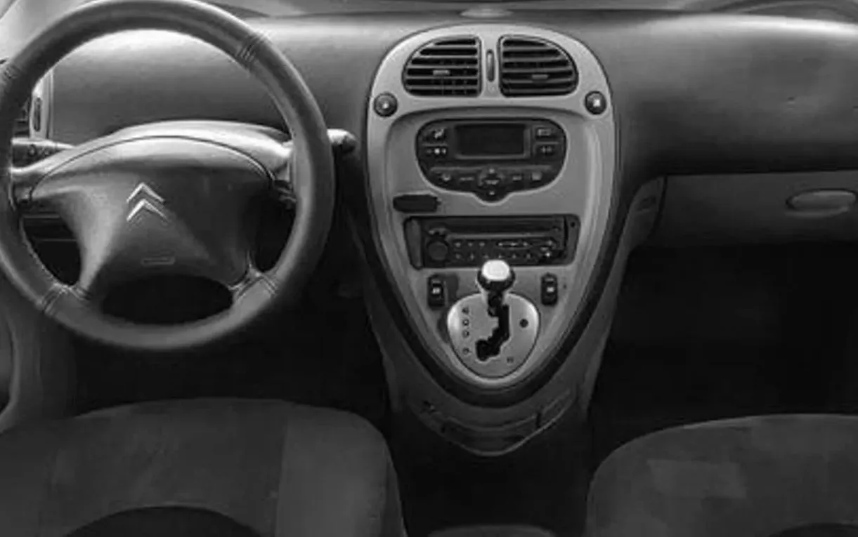 Com preço médio próximo de R$ 14 mil, o Xsara Picasso continua sendo uma alternativa acessível para quem prioriza espaço, conforto e capacidade de carga.