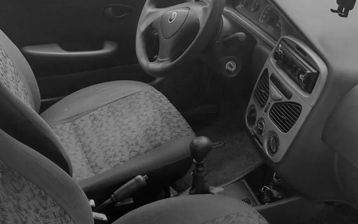 O porta-malas de 280 litros e a capacidade para cinco ocupantes atendem necessidades básicas de transporte.