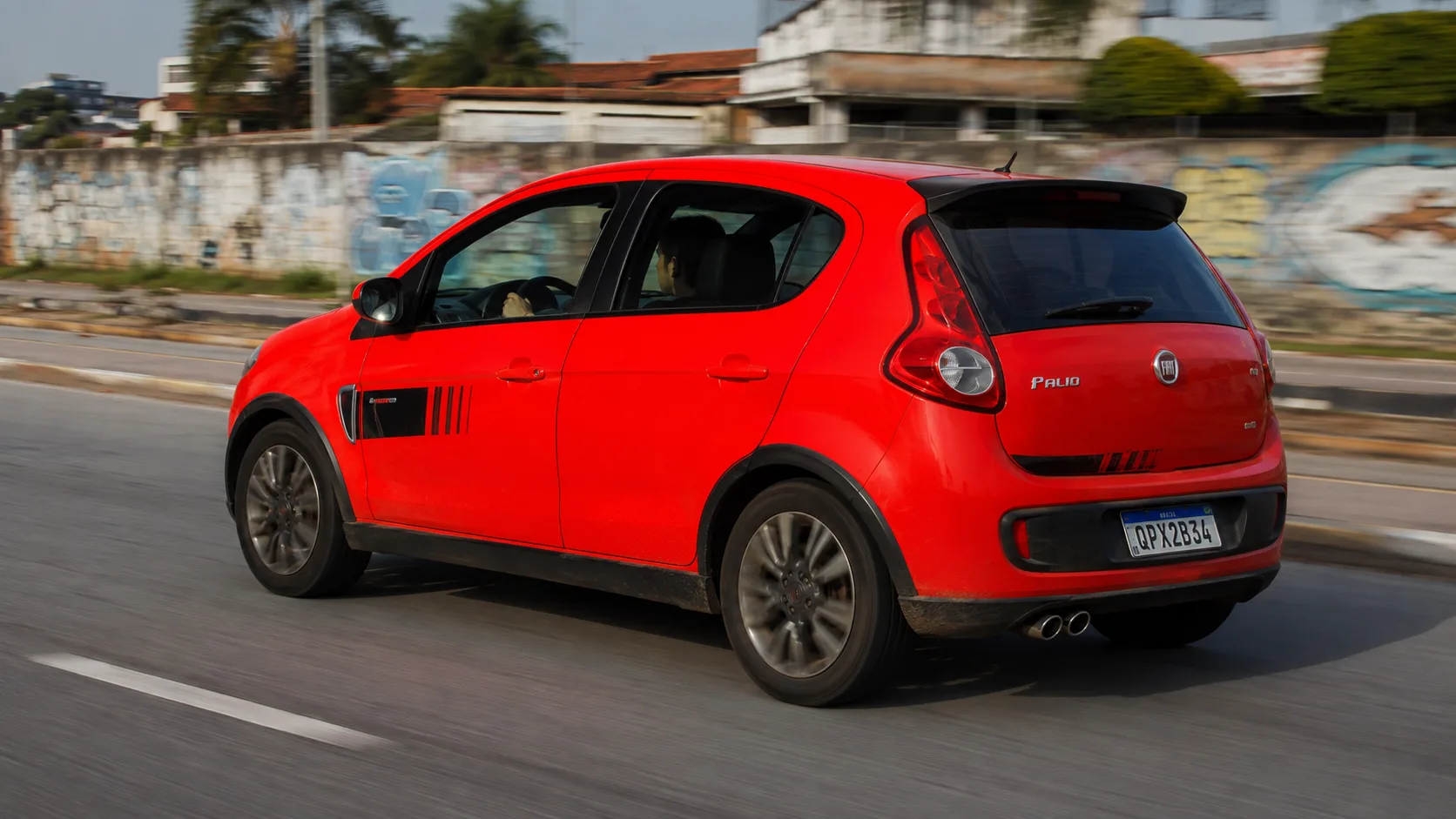 Rodas aro 16, acabamento exclusivo, possível presença de airbags e ABS exigem conferência cuidadosa, pois equipamentos e conservação variam entre unidades.