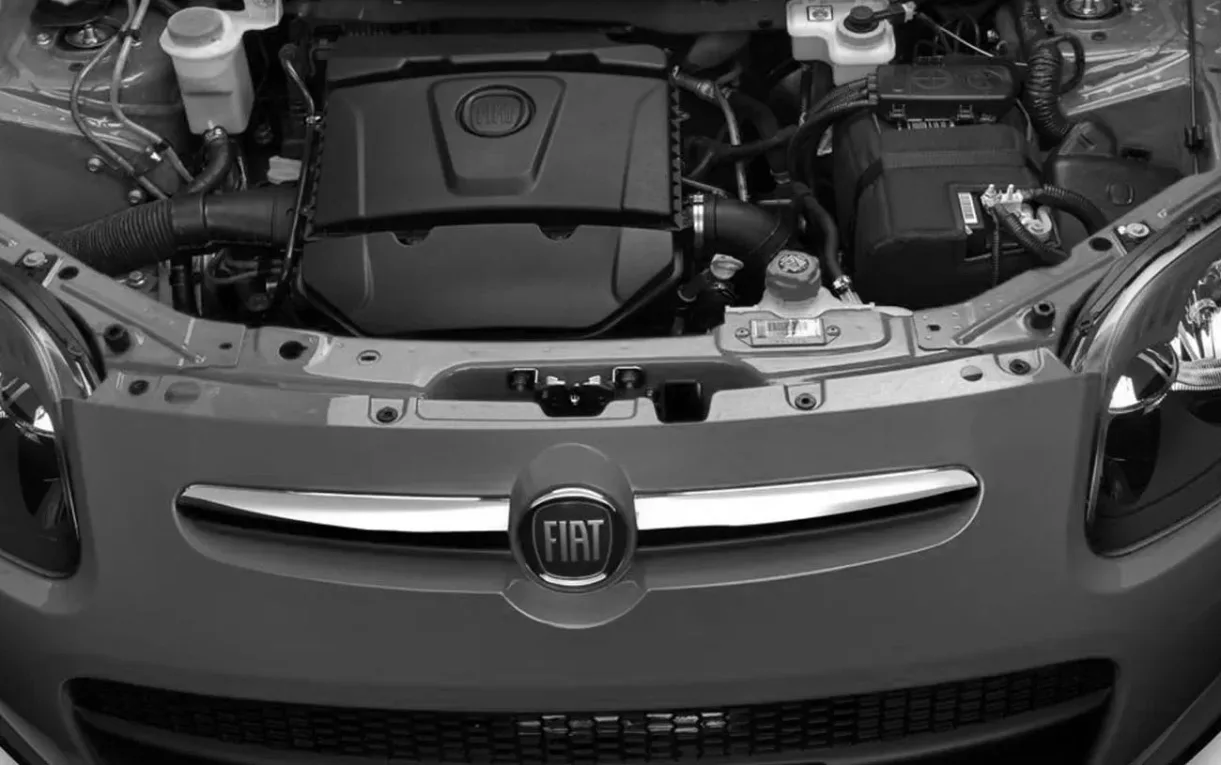 O motor 1.6 flex entrega cerca de 117 cv e trabalha com câmbio manual de cinco marchas, combinação que favorece respostas rápidas no trânsito e na estrada.