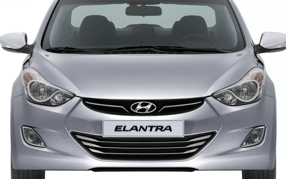 O Hyundai Elantra GLS 1.8 2012 utiliza motor aspirado de 150 cv e câmbio manual, combinação que ainda agrada quem busca mecânica simples e manutenção previsível.