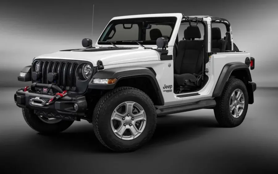 Jeep Wrangler Sport 2018 usado tem motor V6 de 284 cv, consumo de 5,8 km/l na cidade e 6,8 km/l na estrada, porta-malas de 142 litros e preço próximo de R$ 270 mil
