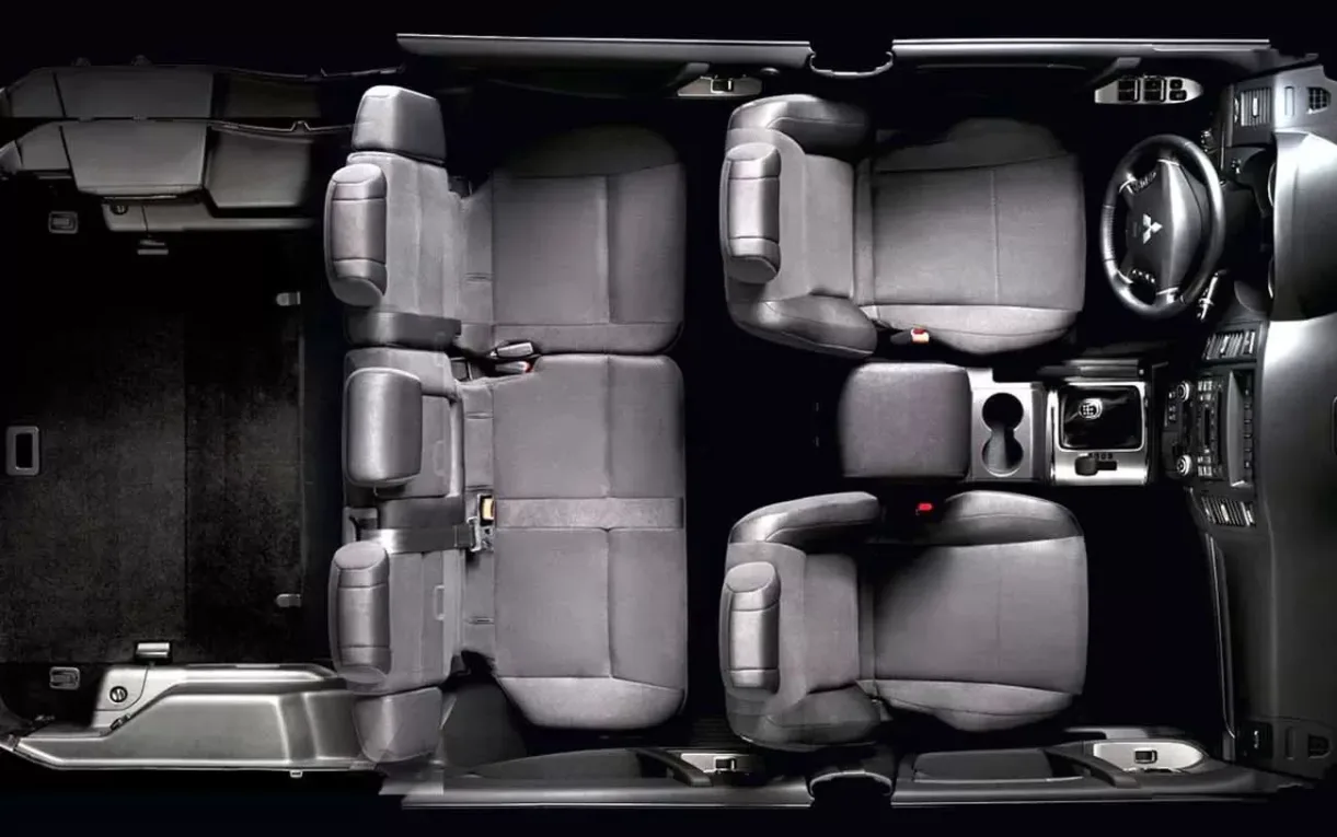 O interior acomoda sete ocupantes e oferece porta-malas de até 500 litros quando a terceira fileira não está sendo utilizada.
