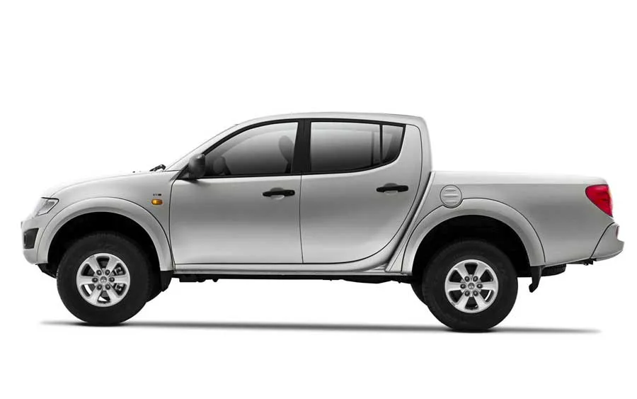 Motor 3.2 turbodiesel entrega 180 cv e 38 kgfm. Tem força de sobra para carga, estrada e uso fora do asfalto.