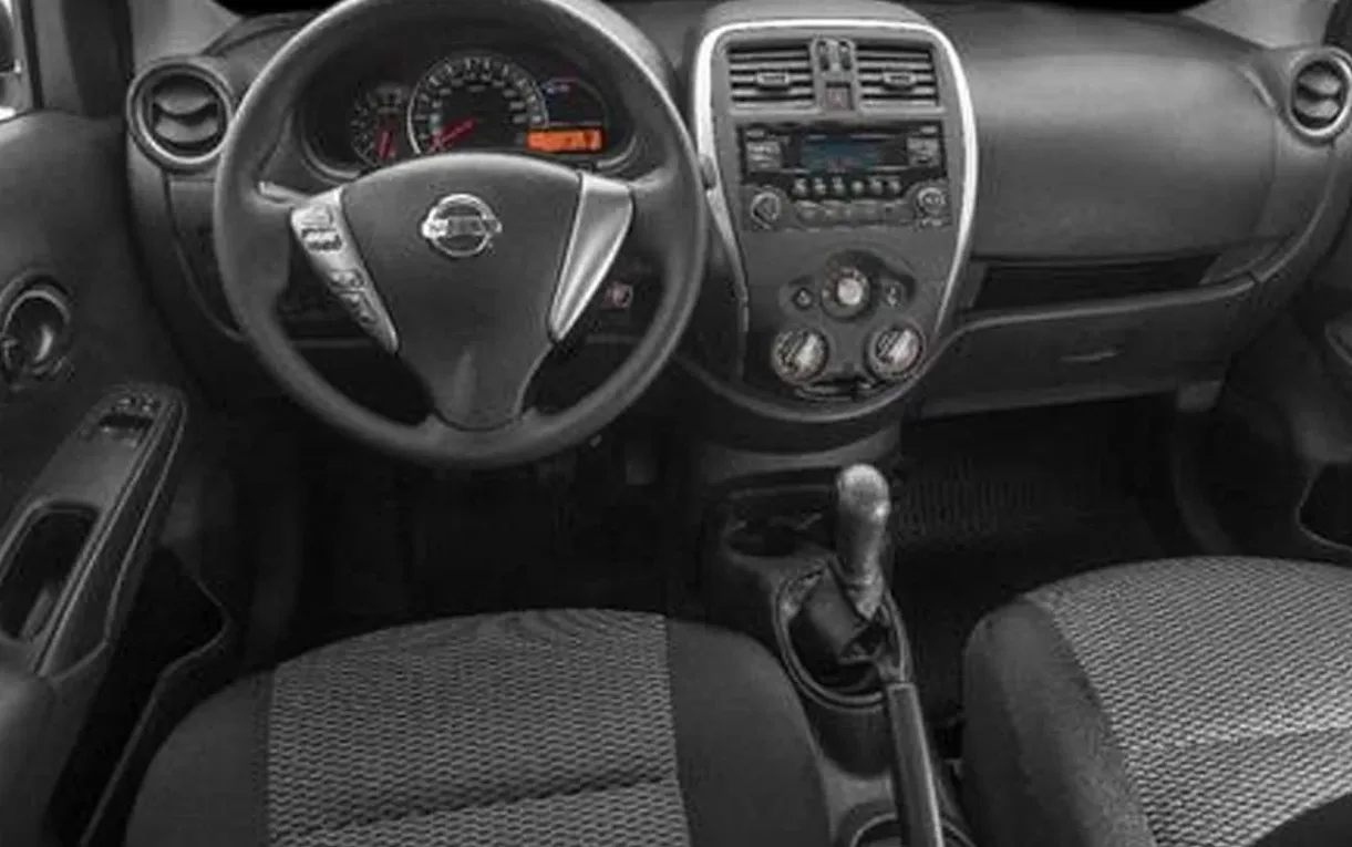 O consumo chega a 12,6 km/l na cidade e 14,4 km/l na estrada com gasolina, favorecendo o uso diário.