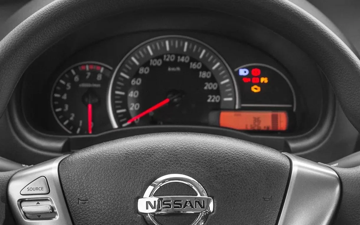 O consumo chega a 12,6 km/l na cidade e 14,4 km/l na estrada com gasolina, favorecendo o uso diário.