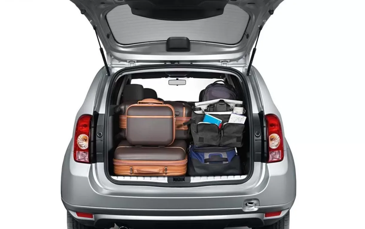 O SUV oferece porta-malas de 475 litros e acomoda cinco ocupantes com conforto adequado para viagens e uso familiar diário.