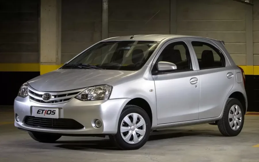 Com motor flex de até 84 cv e preços entre R$ 43 mil e R$ 54 mil, o Etios exige atenção à embreagem, suspensão e histórico de manutenção antes da compra