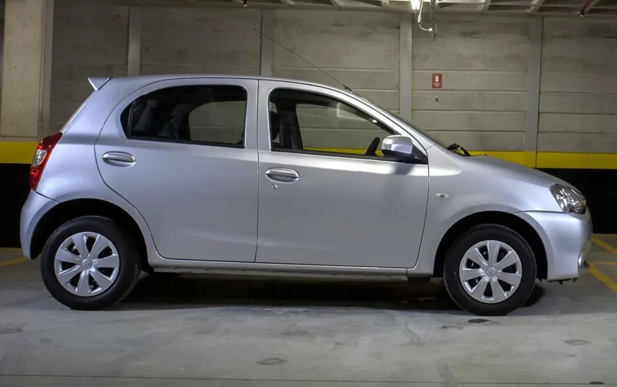 O Toyota Etios X 1.3 2016 se destaca pela combinação de consumo equilibrado, manutenção acessível e mecânica reconhecida pela durabilidade.