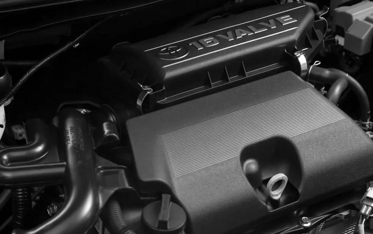 O motor flex de até 84 cv trabalha com câmbio manual de cinco marchas e oferece desempenho compatível com a proposta urbana do modelo.