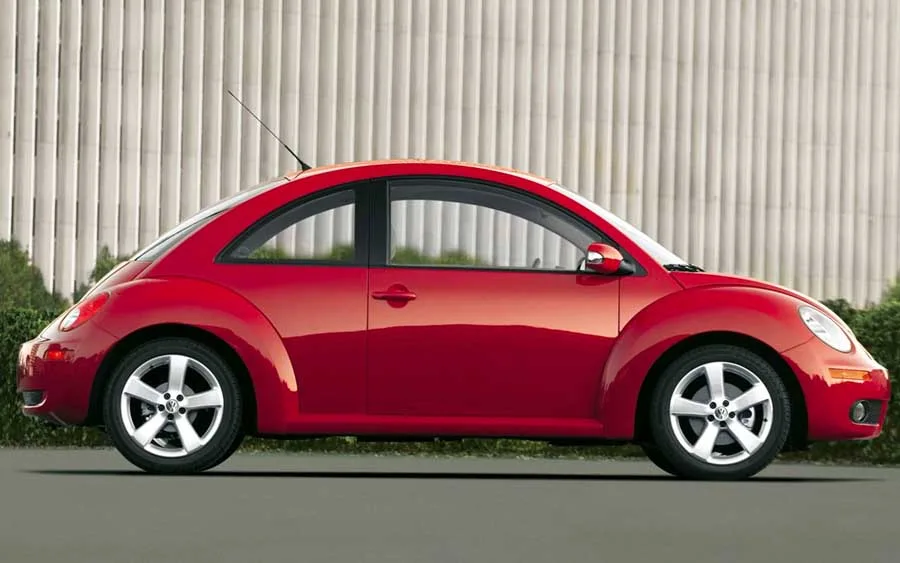 New Beetle 2010 é para quem valoriza estilo acima da praticidade. Como usado, agrada pelo visual marcante e pela proposta diferente, mas exige atenção na compra.