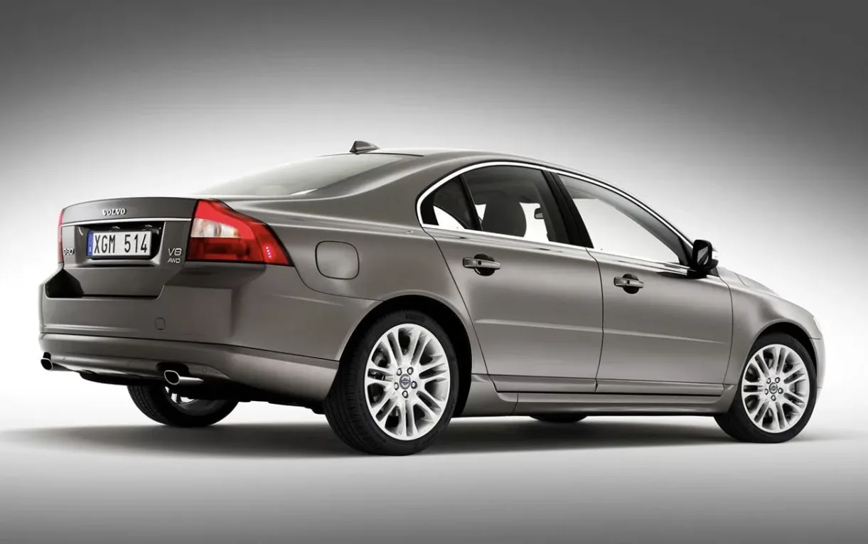O consumo é um dos principais pontos de atenção. O modelo registra 5,5 km/l na cidade e 9,3 km/l na estrada, números compatíveis com a proposta de um V8 aspirado.