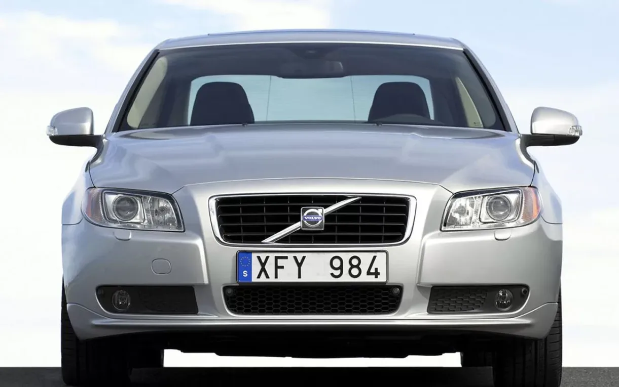 O Volvo S80 V8 AWD 2008 reúne motor de 315 cv, tração integral e desempenho que ainda impressiona entre os usados. Mesmo após quase duas décadas, continua atraindo quem busca exclusividade.