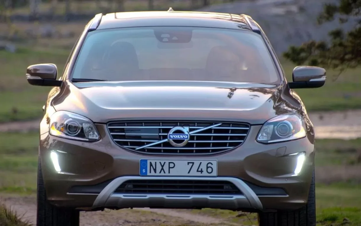O SUV oferece espaço para cinco ocupantes e porta-malas de 495 litros, atendendo bem famílias e viagens longas.
