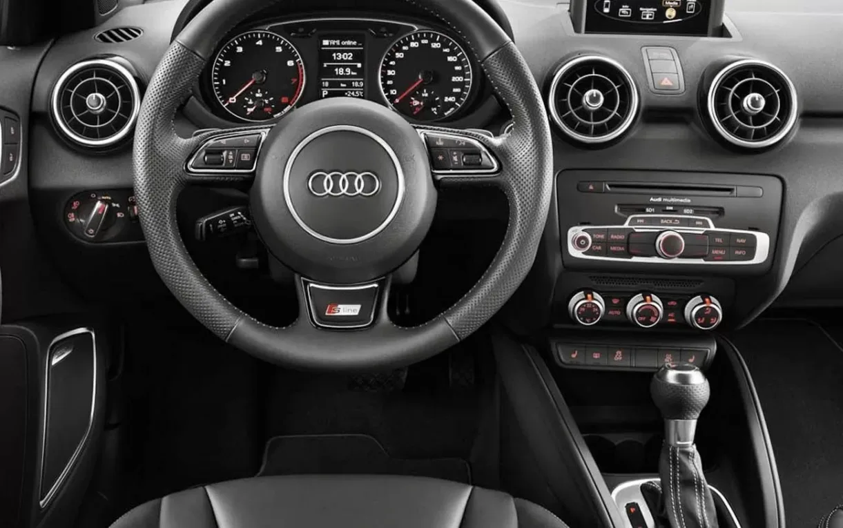 O interior leva quatro pessoas, tem porta-malas de 270 litros, Bluetooth, volante multifuncional, ar-condicionado e opções como teto solar e navegador GPS.