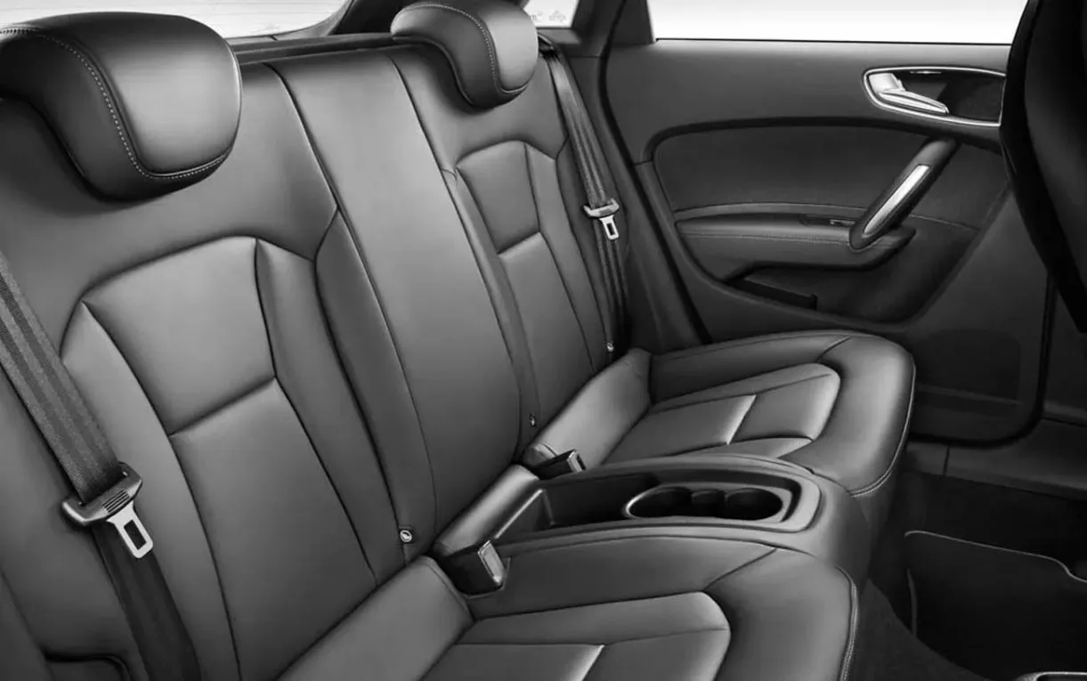 A segurança inclui seis airbags, ABS, controles de estabilidade e tração, ISOFIX, assistente de rampa, faróis de xenônio e fixação infantil.