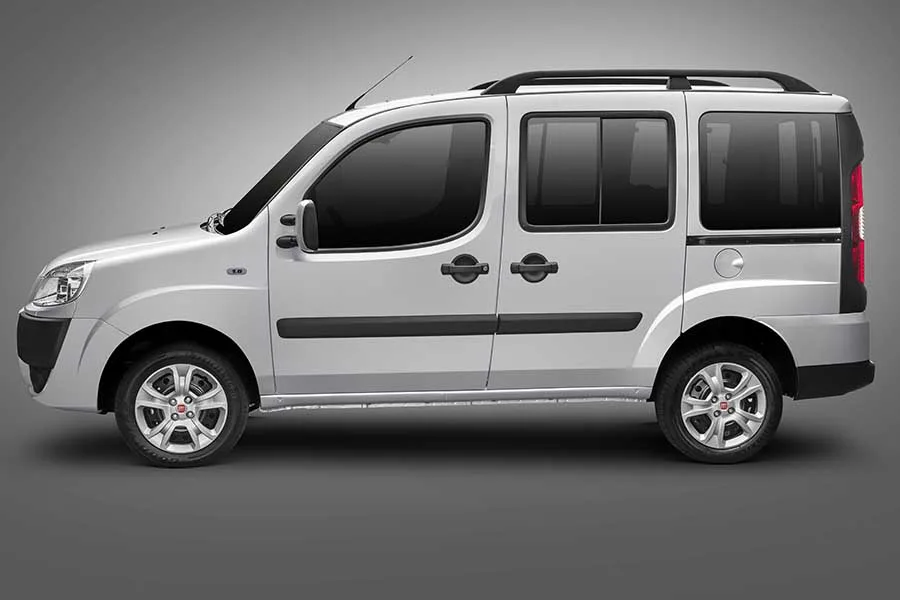 Doblò virou alternativa para quem precisa levar até sete pessoas sem entrar nos preços dos SUVs maiores. Espaço continua sendo seu principal argumento.