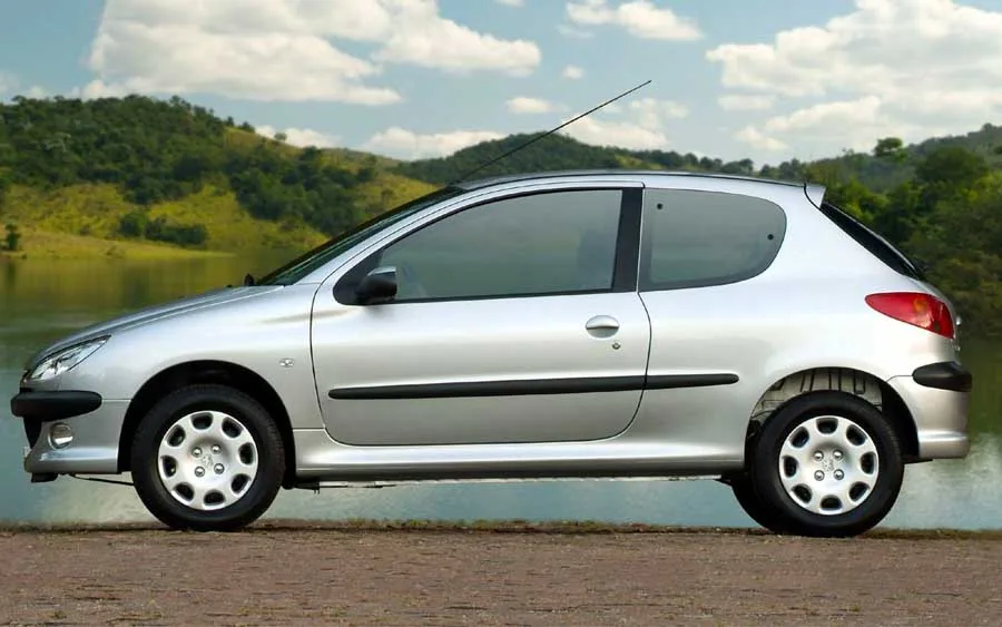 Pequeno por fora e fácil de usar na cidade, o Peugeot 206 segue atraindo quem busca um carro barato mesmo após anos fora de linha.
