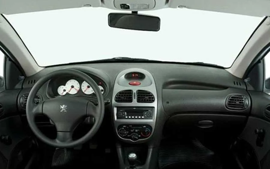 Antes da compra, o principal cuidado está no estado do carro. Motor, suspensão, sistema elétrico e histórico de uso merecem atenção.
