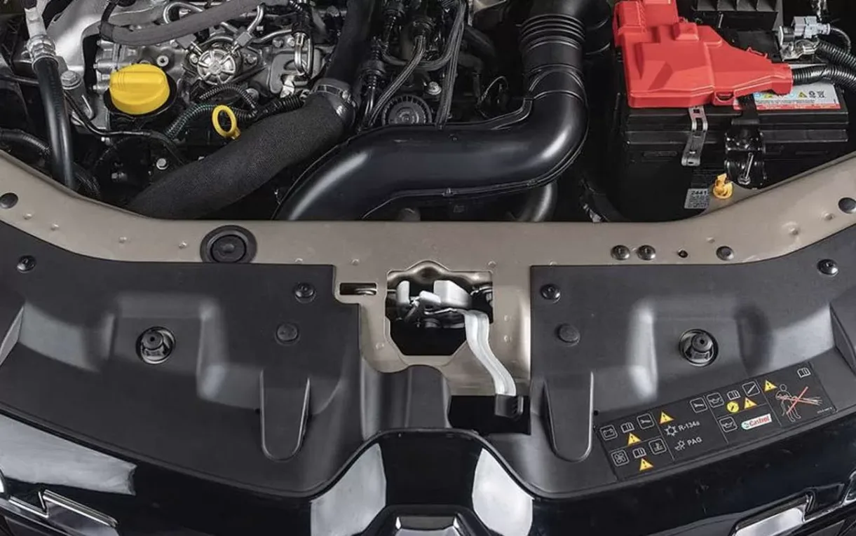 O Captur Intense 2024 entrega até 170 cv e 27,5 kgfm, números que tornam as saídas e ultrapassagens mais rápidas para um SUV compacto.