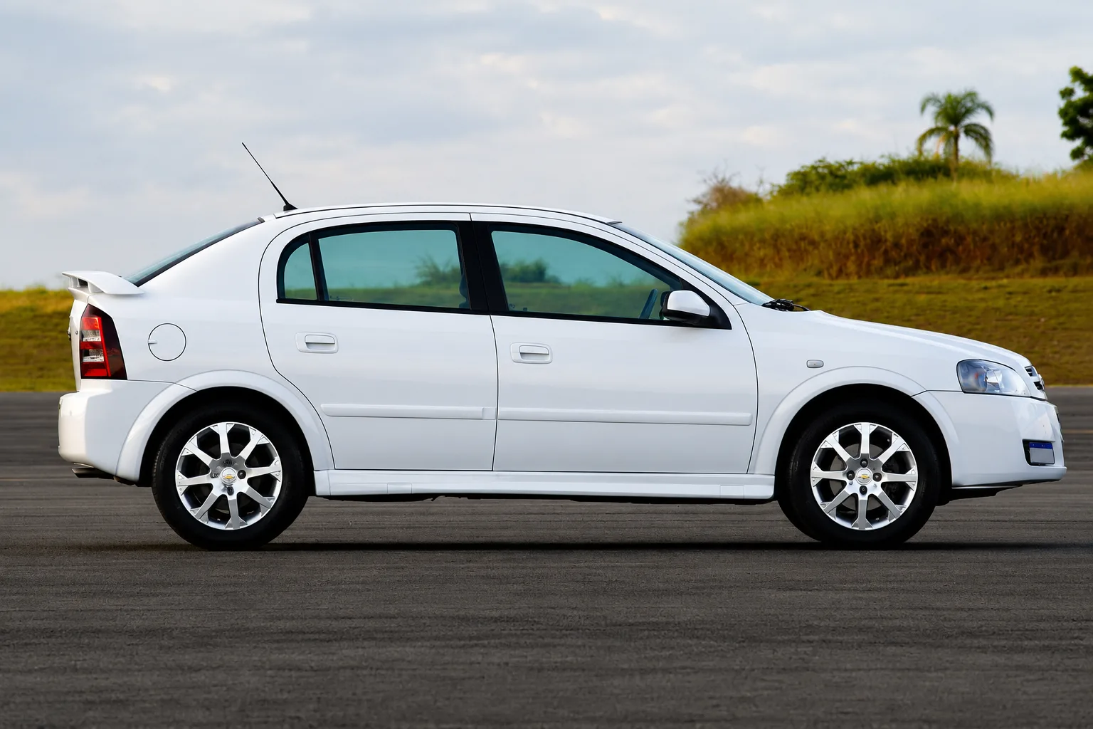 Entre os pontos negativos estão consumo elevado, altura do solo de apenas 115 mm, ausência de itens modernos e airbags oferecidos como opcionais.