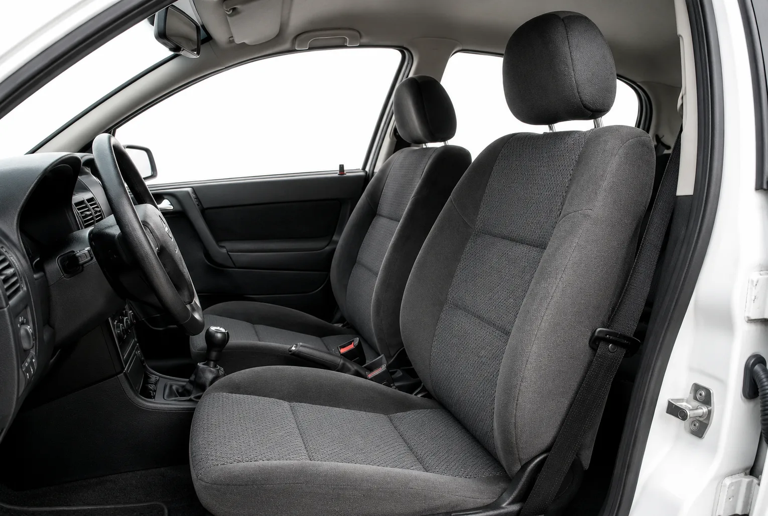 Ar-condicionado automático, vidros e retrovisores elétricos ampliam o conforto; airbags frontais eram opcionais, ponto que exige atenção.