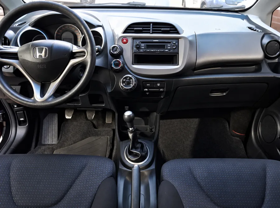 Honda Fit LX 2012 faz 13,2 km/l, leva 384 litros e ainda desafia carros mais novos, mas o motor 1.4 cobra paciência