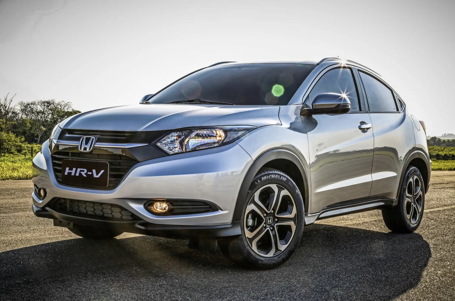 Debaixo do capô bate um coração 1.8 flex com até 140 cavalos. É um carro gostoso e ágil nos semáforos da cidade, garantindo total segurança para você ultrapassar na rodovia.