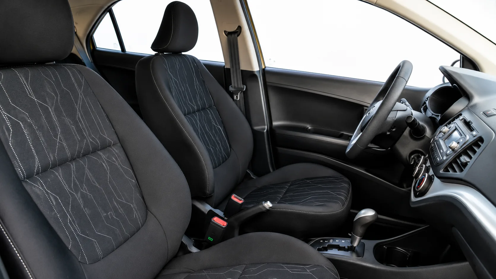 Ar-condicionado, direção elétrica, vidros e travas elevam o conforto; algumas unidades ainda trazem teto solar e seis airbags.