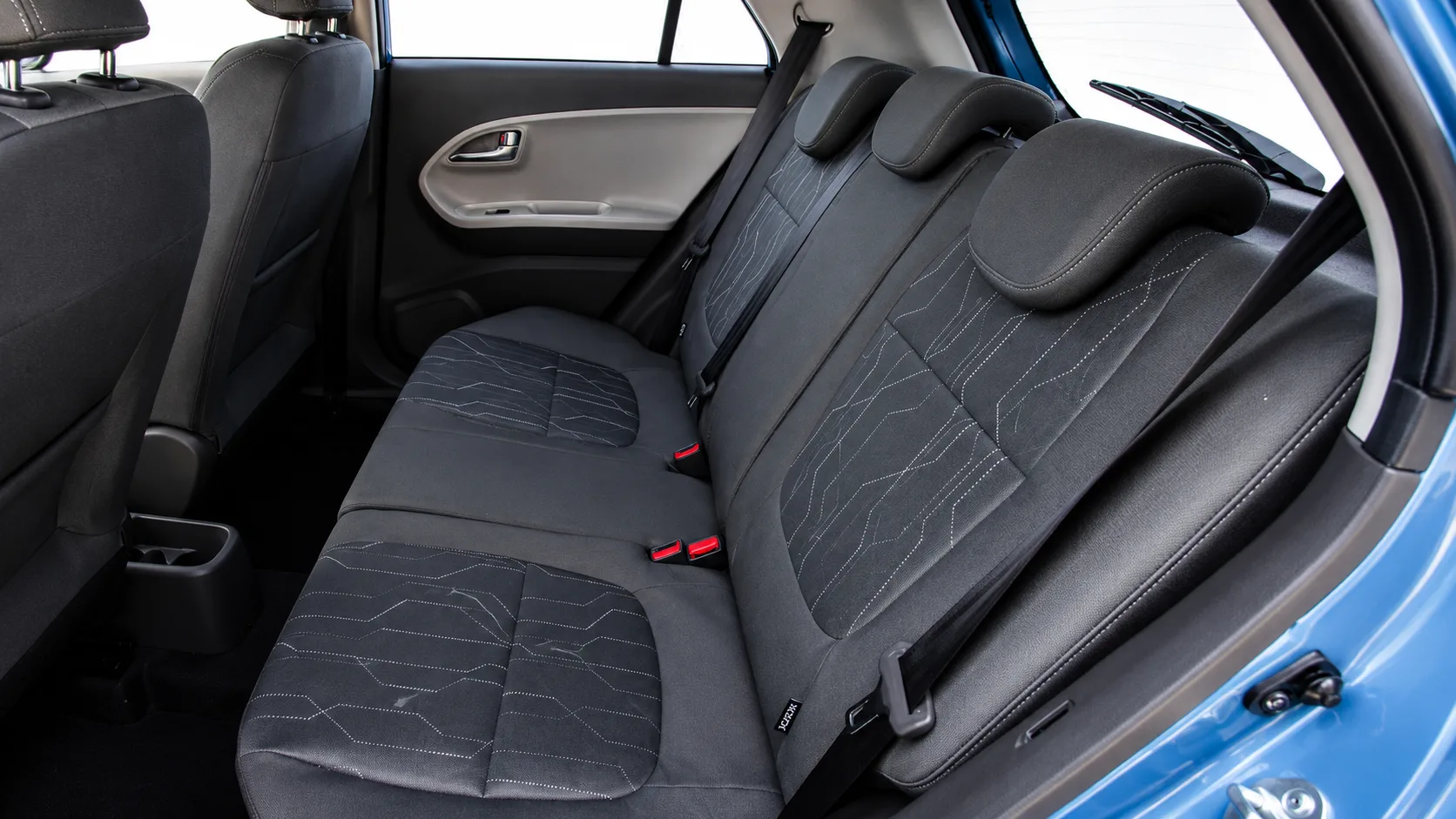 A cabine leva cinco, mas acomoda melhor quatro; o porta-malas de 200 litros atende compras e malas pequenas, não viagens em família.