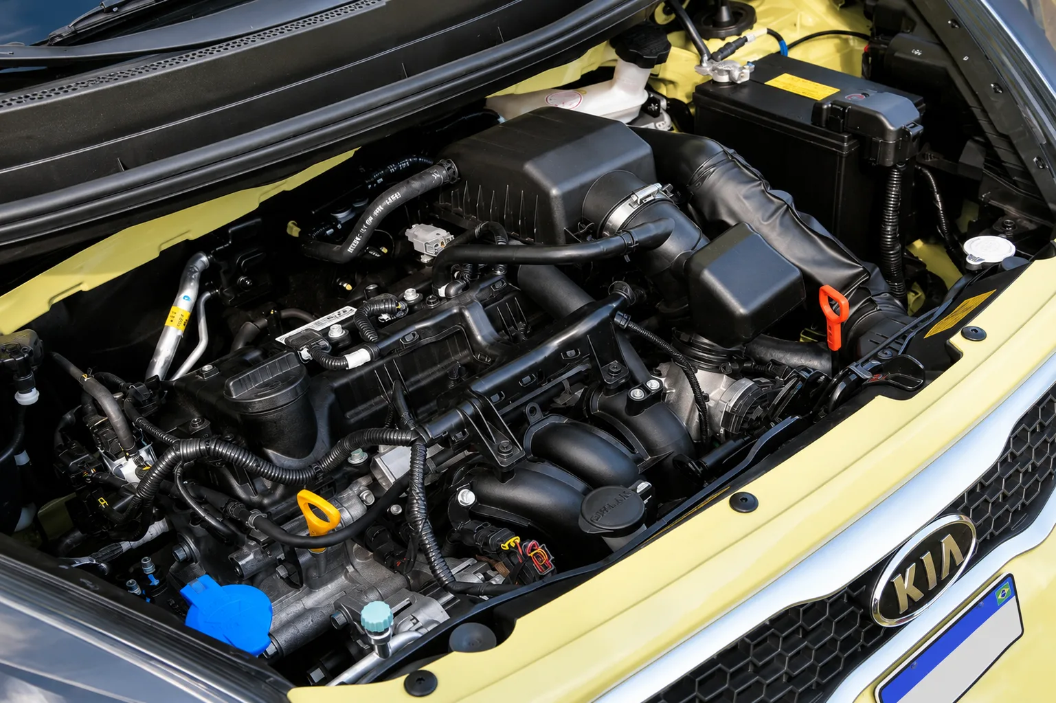 O motor 1.0 flex entrega até 80 cv: é esperto no trânsito, mas pede calma em subidas, ultrapassagens e viagens com o carro cheio.