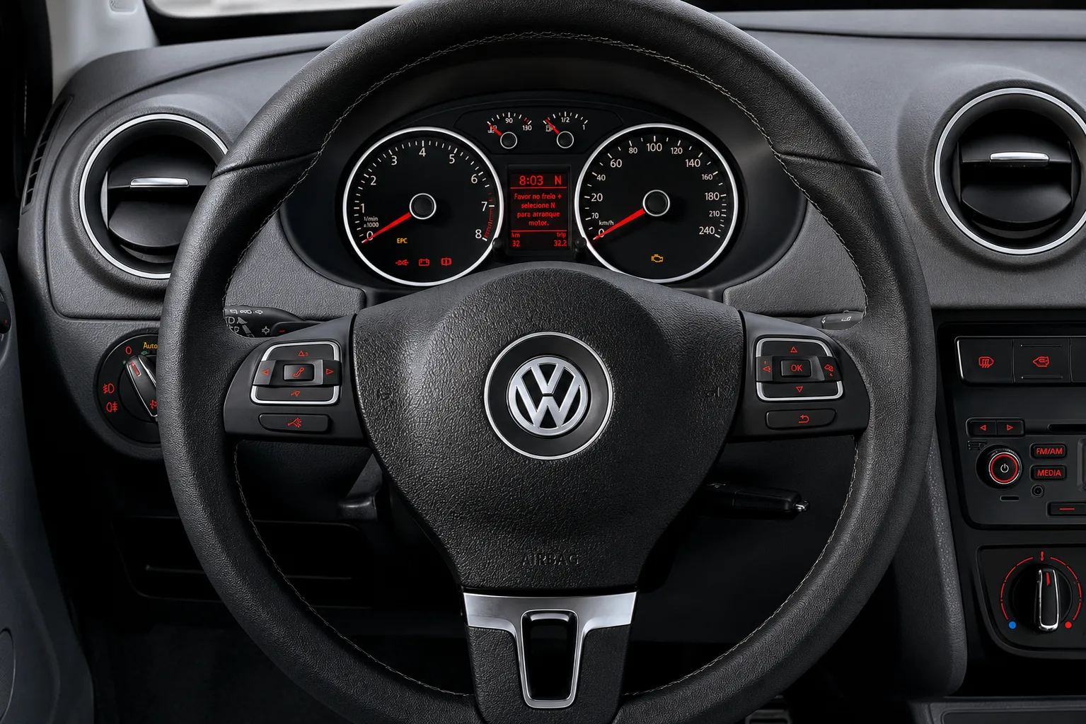 Airbags e ABS cuidam do básico enquanto direção hidráulica e opcionais elétricos já tornam a rotina mais fácil, embora sem luxo moderno.