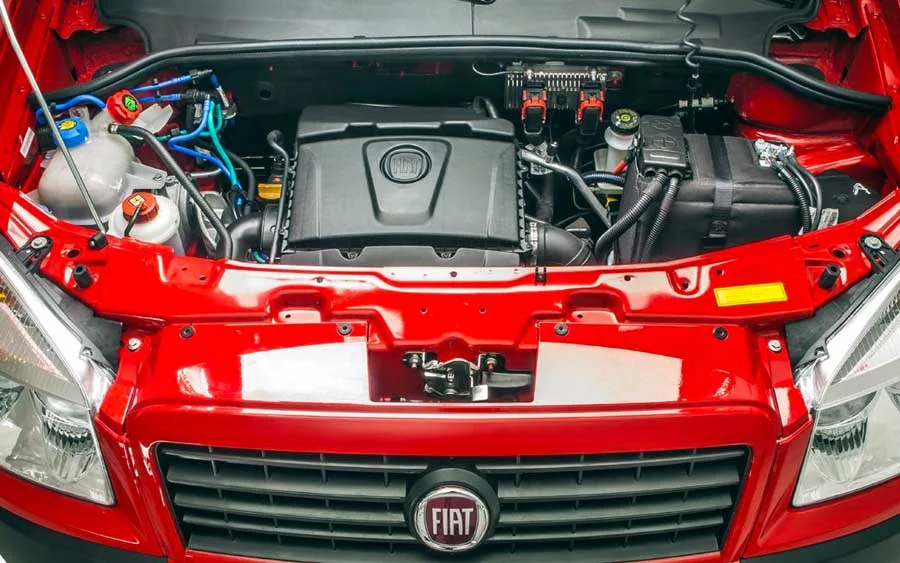 O motor 1.8 flex de 130 cv não empolga, mas leva sete pessoas com segurança na cidade e mantém ritmo honesto em viagens longas.