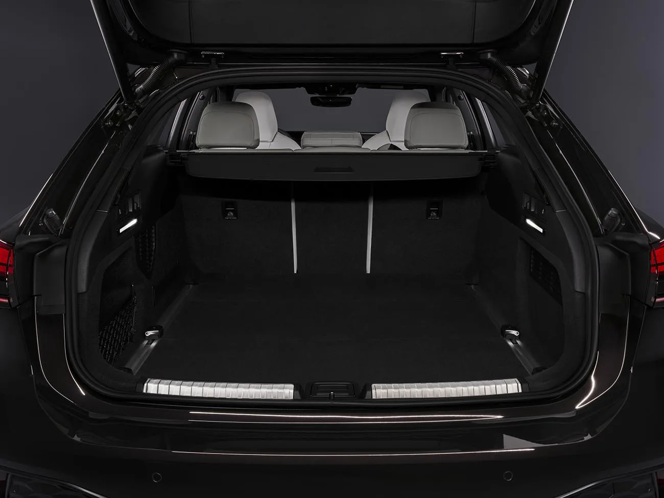 O porta-malas de 565 litros faz do Audi RS 6 Avant uma perua pronta para viagens, malas de família e uso diário, sem abrir mão do desempenho de esportivo.
