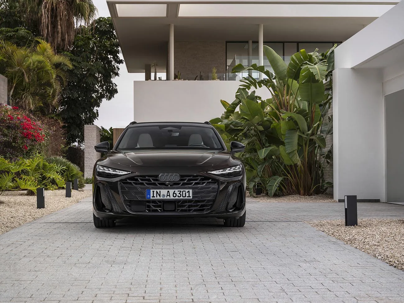 O V8 4.0 biturbo de 630 cv empurra forte na cidade e sobra na estrada, com resposta rápida mesmo quando a velocidade já começa a subir.