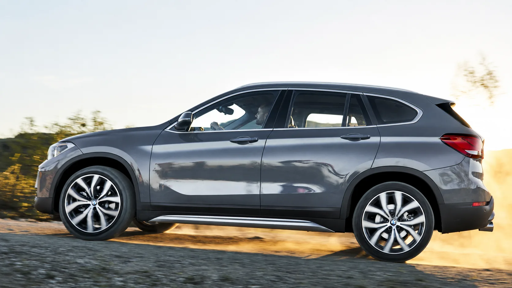 BMW X1 nacional produzido em Santa Catarina facilita o atendimento, mas faróis, módulos, pneus e componentes do câmbio continuam com preços de veículo premium