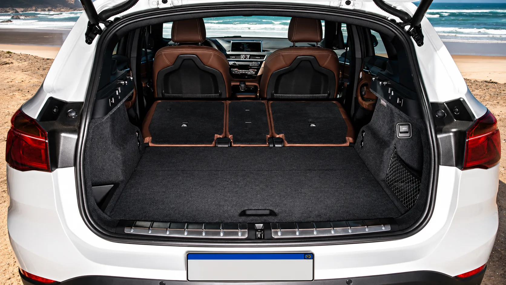 O BMW X1 2020 oferece porta-malas de 505 litros, bancos elétricos e seis airbags por R$ 138.104, porém pneus run-flat e peças eletrônicas elevam o custo de manutenção