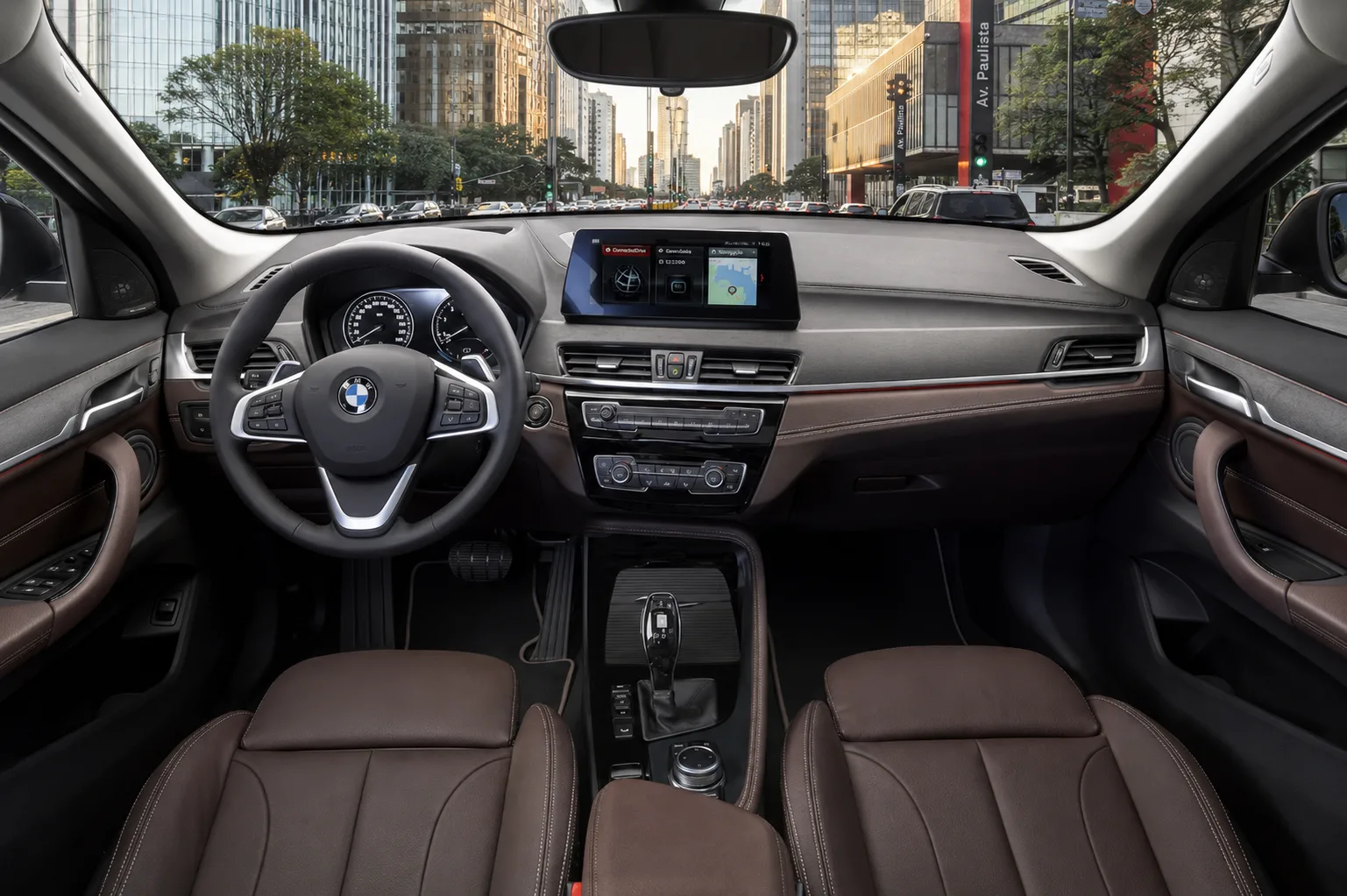 O X1 traz seis airbags, bancos elétricos, câmera de ré, sensores dianteiros e traseiros, ar digital, assistente de estacionamento e tampa traseira elétrica.