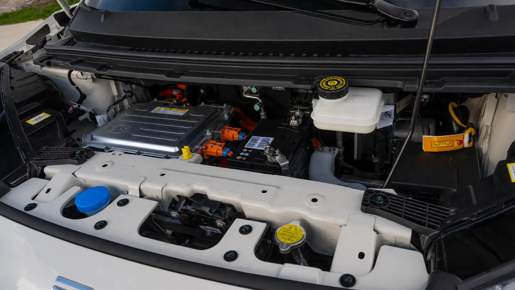 O motor elétrico de 75 cv responde bem nas saídas e subidas, mas os 14,9 segundos até 100 km/h mostram que ele não foi feito para quem busca desempenho em estrada.