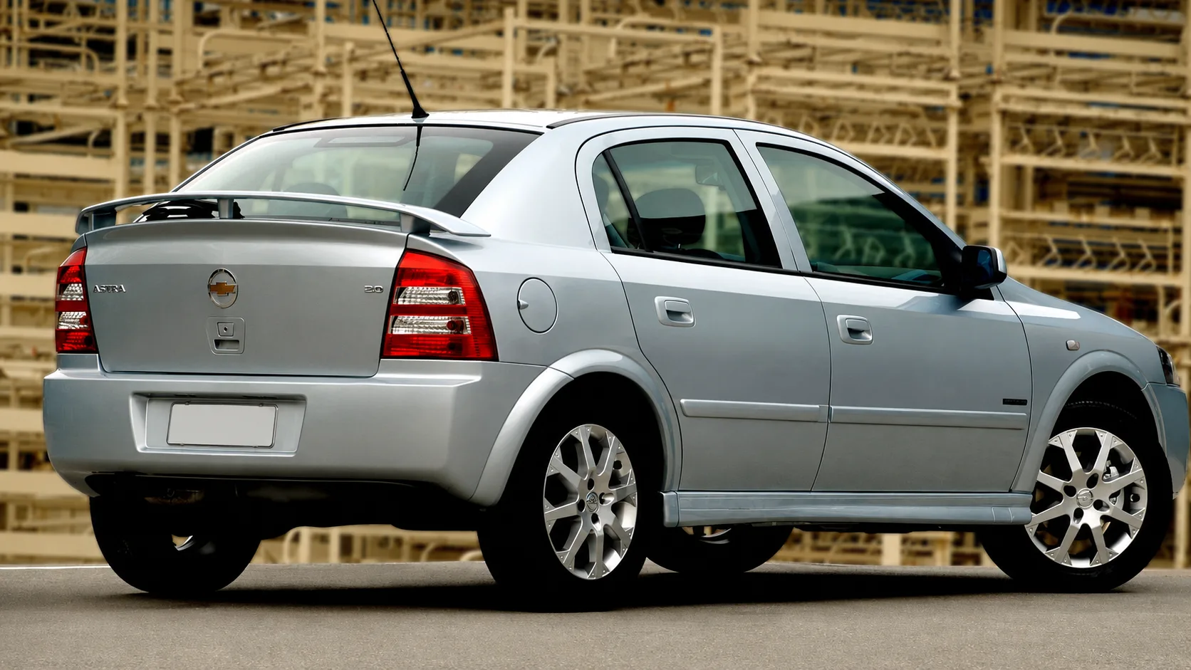 O Chevrolet Astra 2009 faz 0 a 100 km/h em 9,1 segundos e chega a 201 km/h, desempenho que ainda surpreende quem espera comportamento de carro antigo