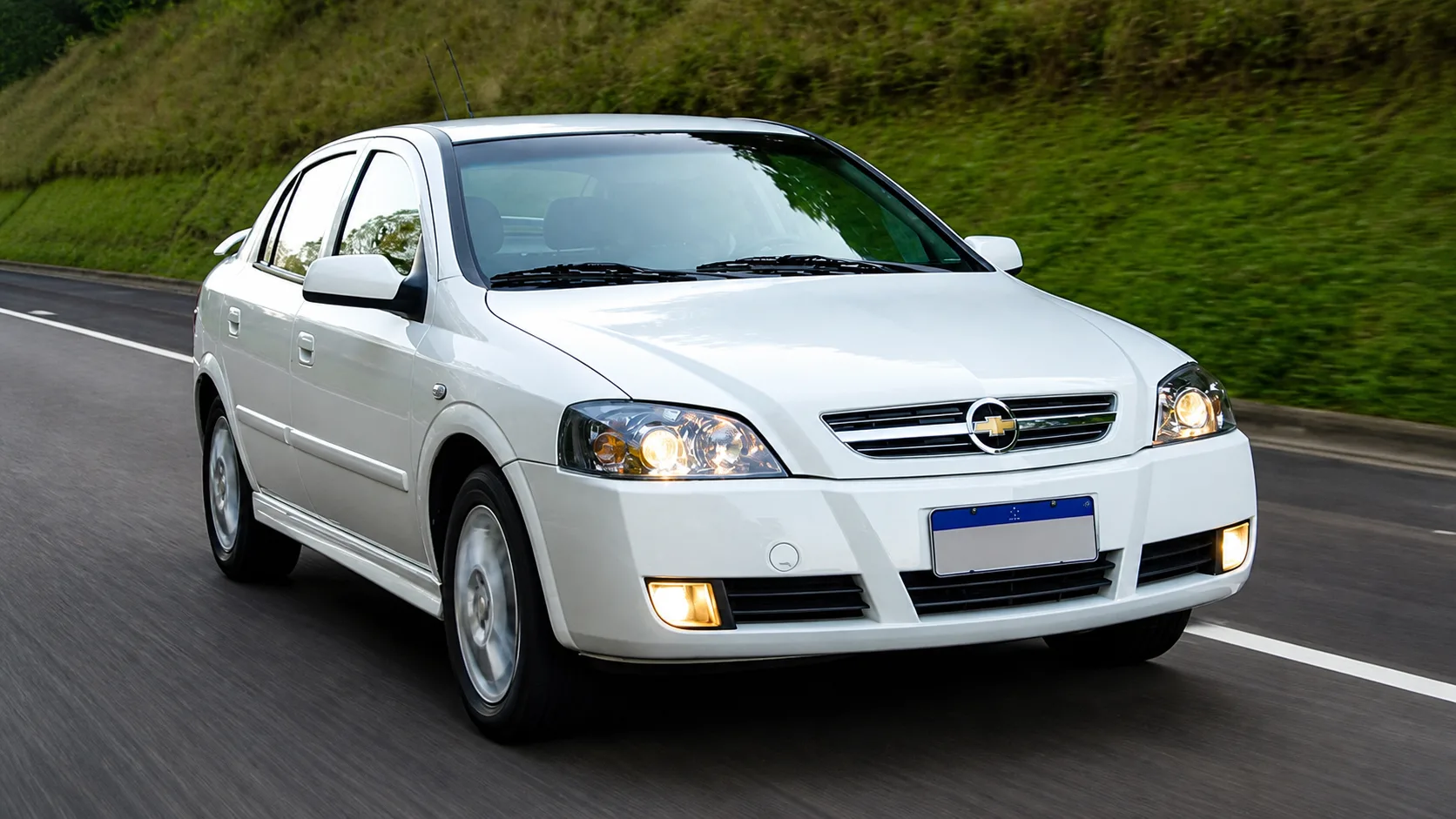 Astra Advantage 2.0 manual: rápido o bastante para arrancar um sorriso, simples o bastante para não assustar a oficina e beberrão o bastante para lembrar que diversão nunca foi econômica.