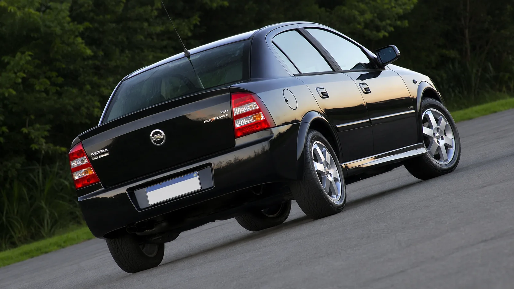 Astra Advantage 2.0 automático: forte, confortável e muito civilizado no trânsito, mas com quatro marchas e sede de combustível consegue transformar comodidade em uma pequena provocação diária.