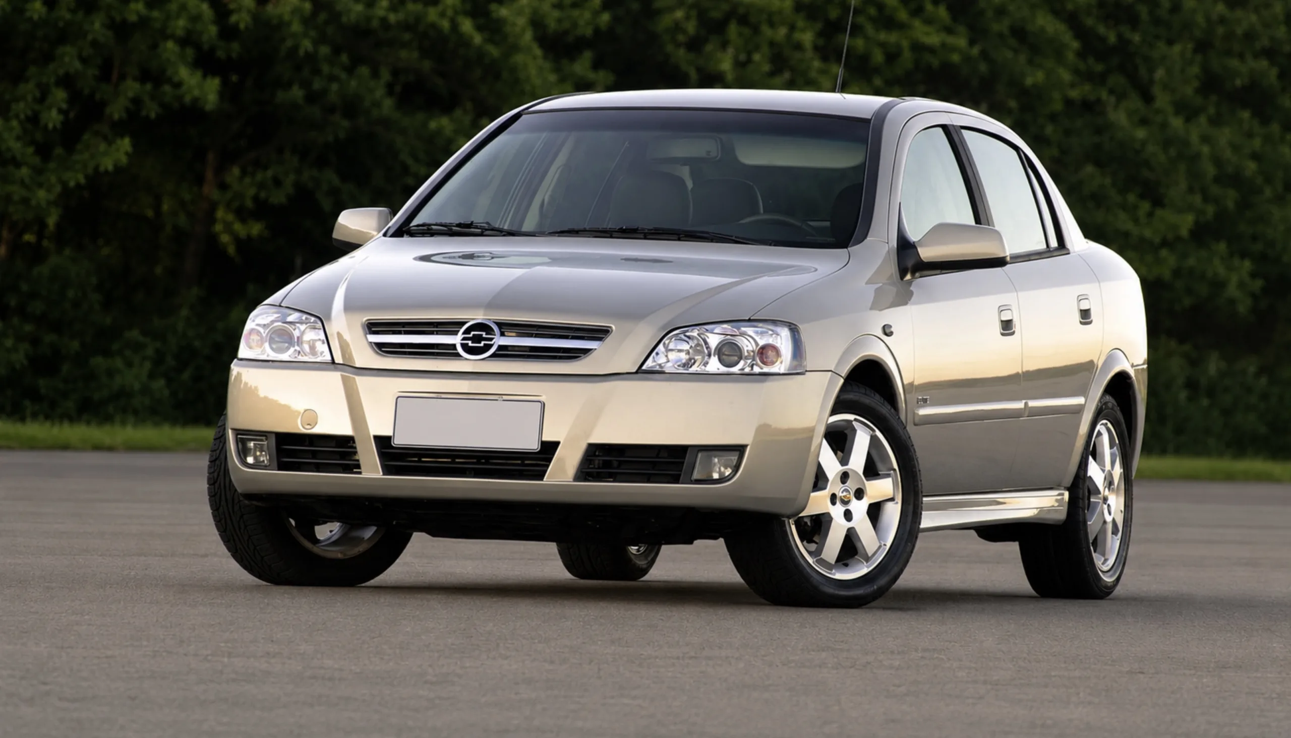 Astra Sedan Advantage 2.0 manual: espaçoso, vigoroso e surpreendentemente agradável de dirigir, mas basta um antigo dono relaxado para toda essa robustez virar uma pilha de contas.