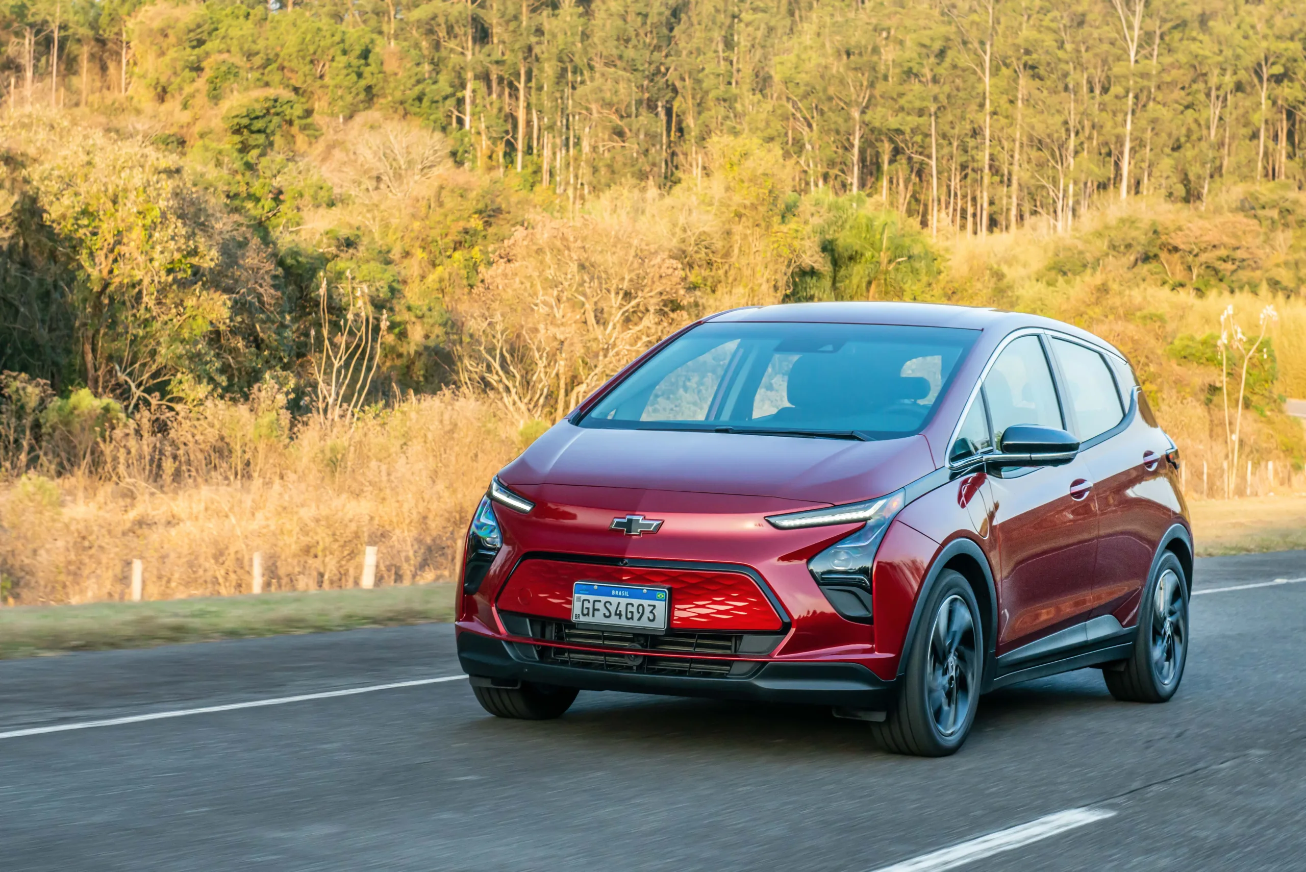 O Bolt acelera de 0 a 100 km/h em 7,3 segundos e chega a 146 km/h, números que deixam claro que ele não depende apenas do silêncio elétrico para convencer ao volante.